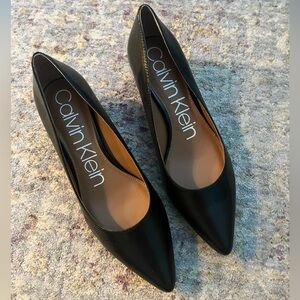 Calvin Klein black low/kitten pumps sz 8.5